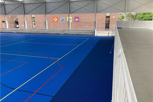 Aanleg speelplaats met atletiekpiste, padelbanen, multisportvelden en een natuurgras sportveld - Sportinfrabouw NV